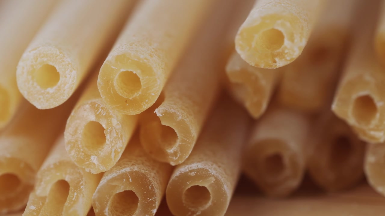 Primo piano macro di pasta tubolare cruda