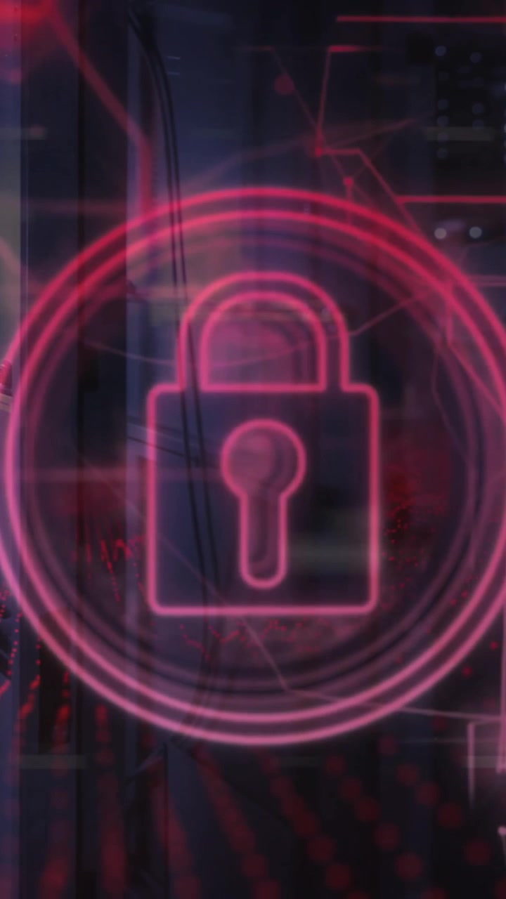 Animación de un icono de candado y procesamiento de datos sobre servidores informáticos.