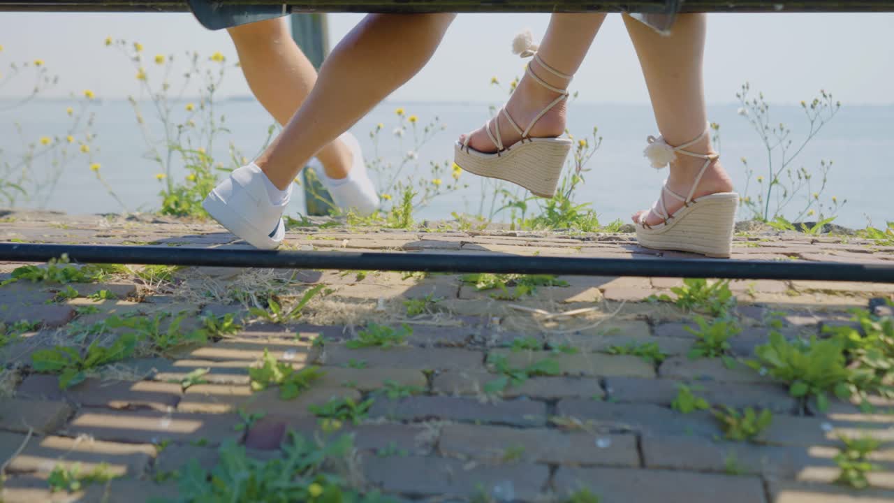 해변 공원 벤치 아래 커플의 발 보기, 슬로우 모션