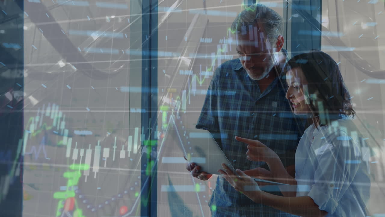 animación del procesamiento de datos financieros sobre diversas personas de negocios que usan tablets