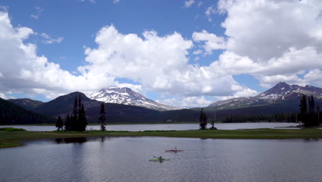 Kayakistas-En-Sparks-Lake,-Oregón