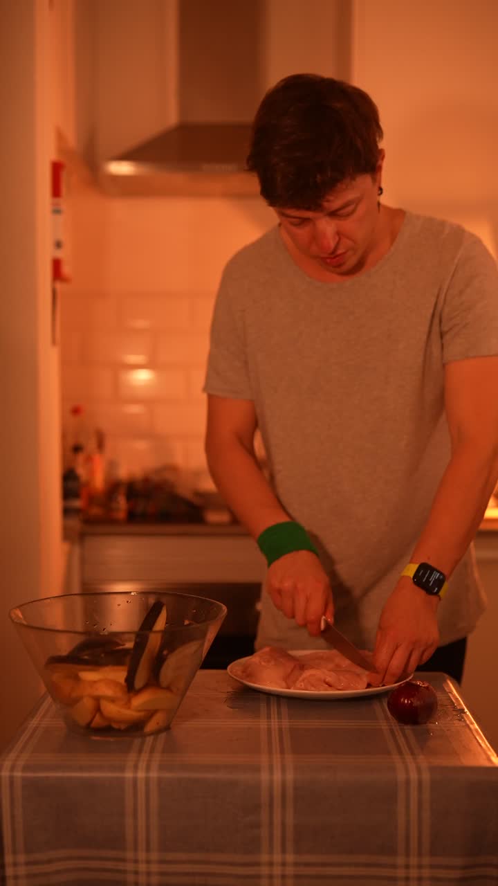 hombre cortando carne en la cocina