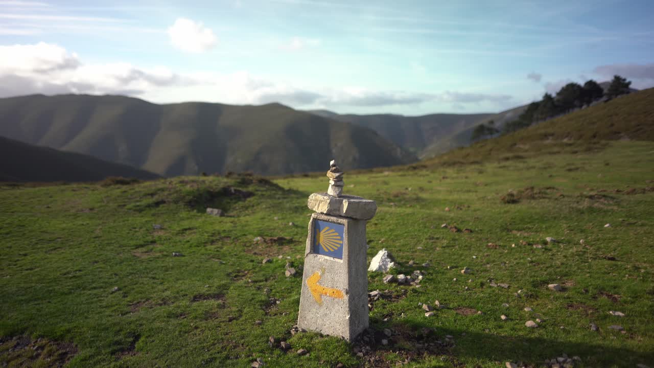 camino de santiago señal de concha de flecha amarilla que muestra el camino a compostela