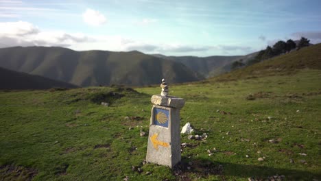 Camino-De-Santiago,-Gelbes-Pfeilschild,-Das-Den-Weg-Nach-Compostela-Zeigt