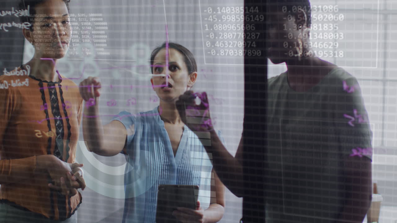 animación del procesamiento de datos sobre diversas personas de negocios hablando en la oficina