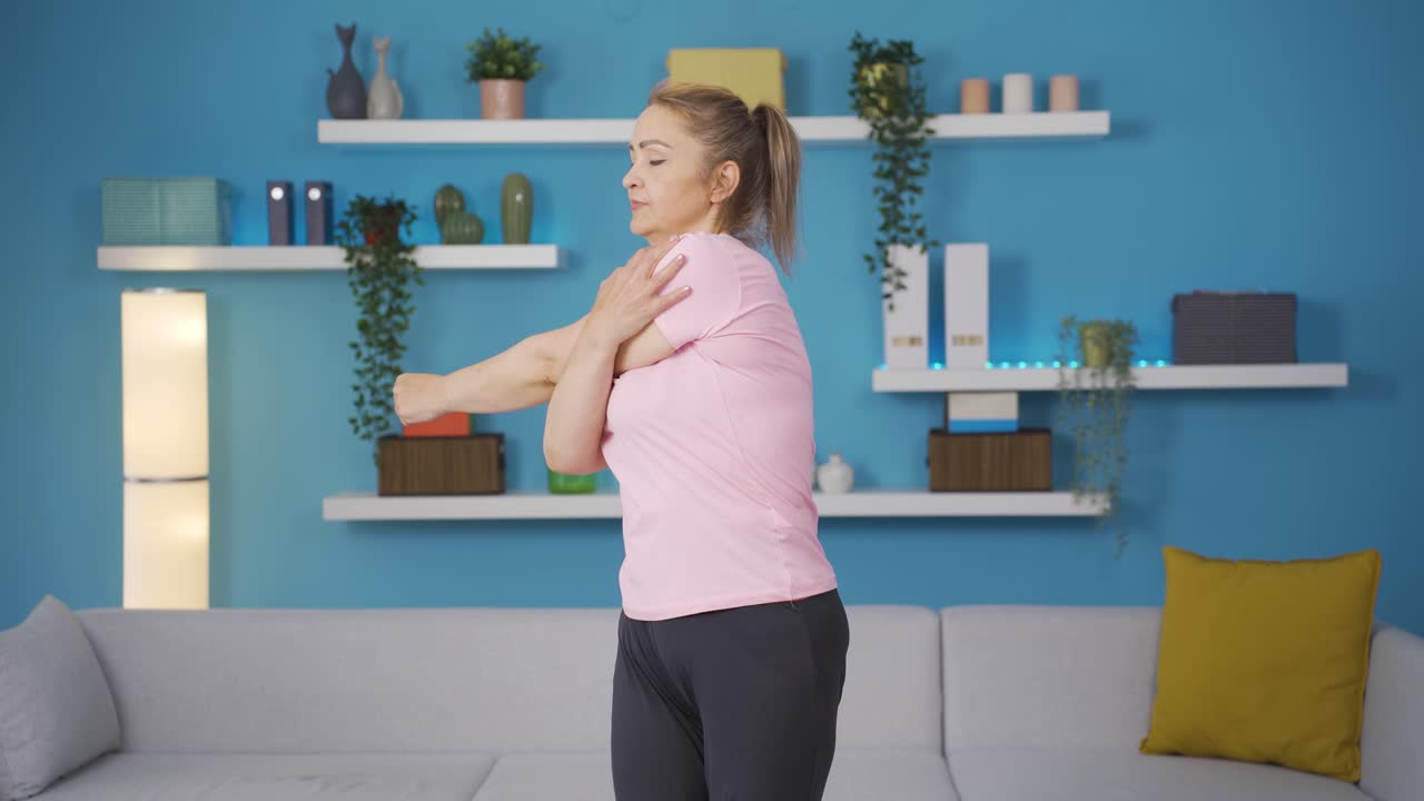 el atleta está haciendo ejercicio. actuación de calentamiento.