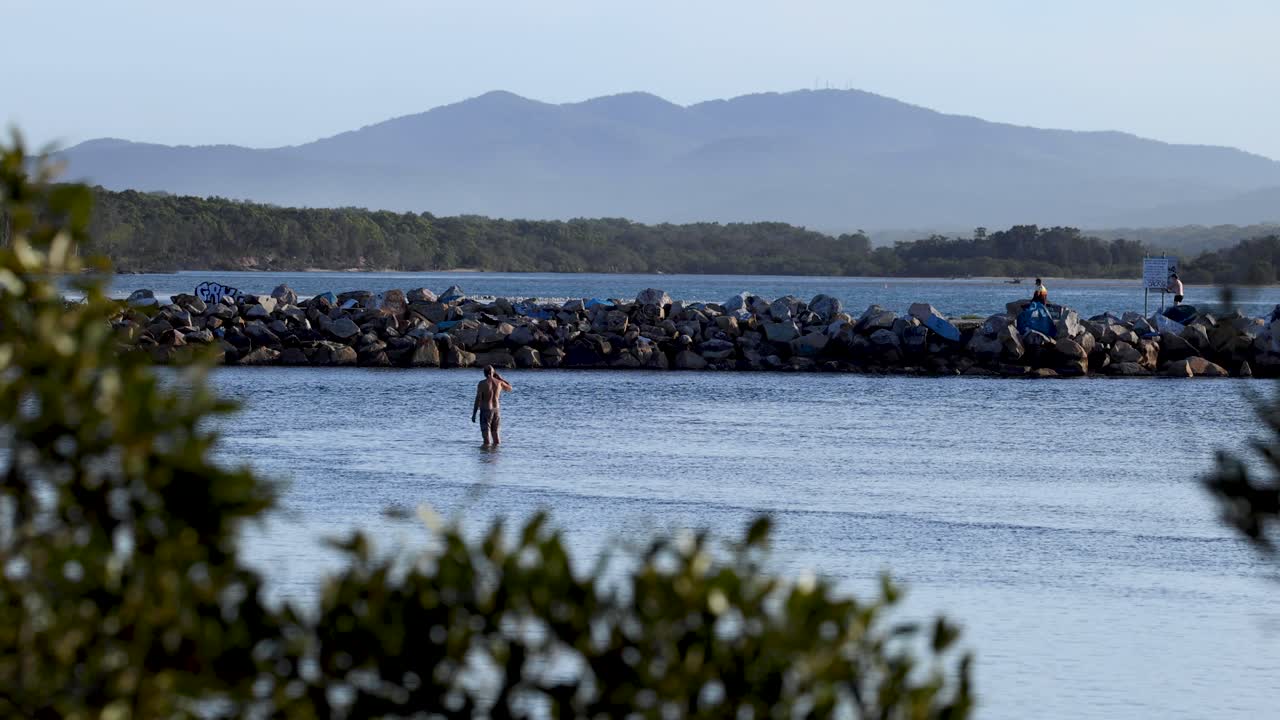바위 바다 장벽 을 따라 고 있는 사람