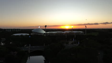 drone de 4k al atardecer en el óvalo de adelaida, australia