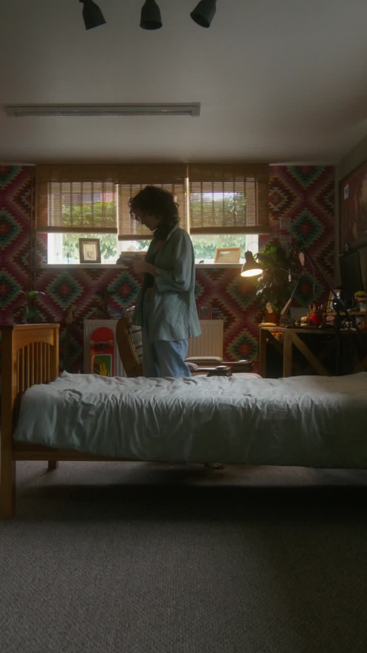 mujer usando el teléfono en un dormitorio