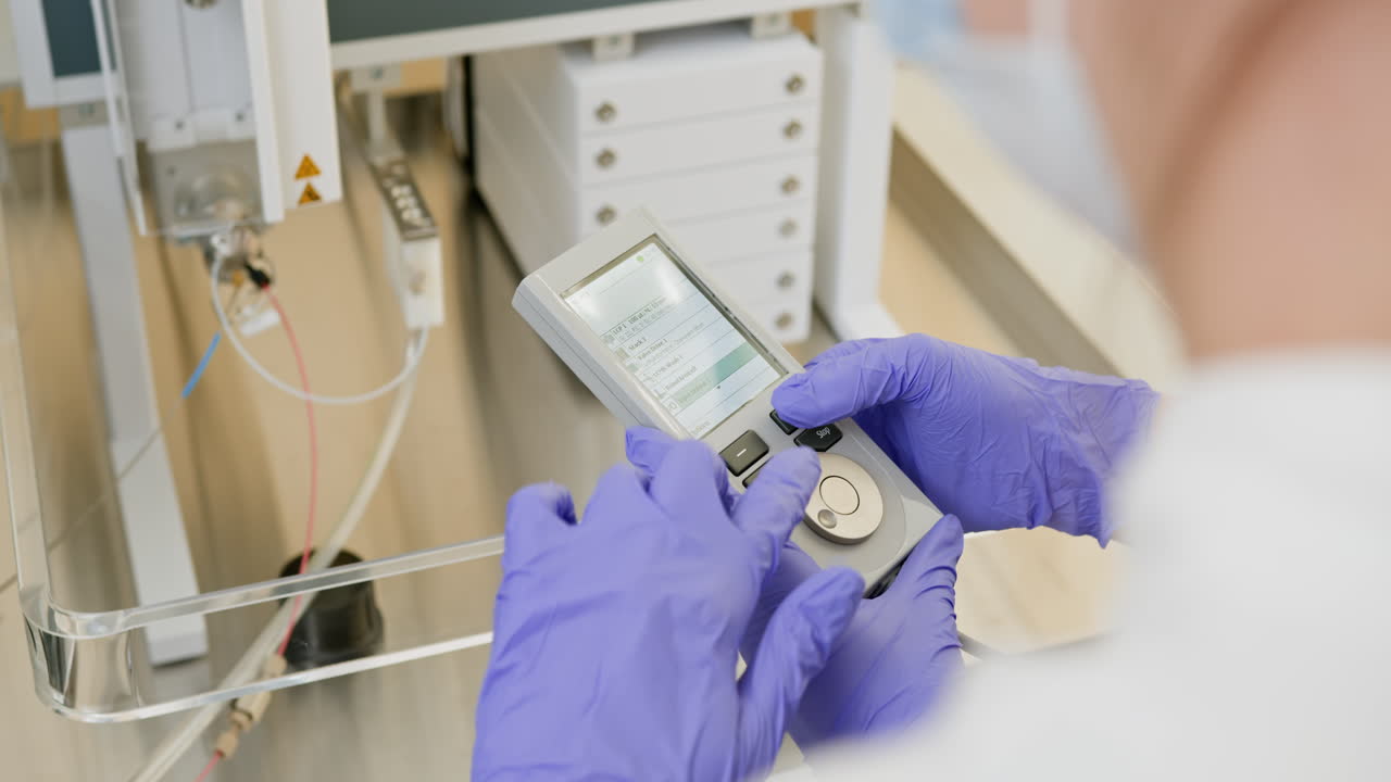 científico que opera equipos de laboratorio