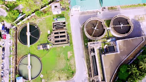 vista aérea de arriba hacia abajo del clarificador del tanque de sedimentación. vista aérea de la planta de tratamiento de agua. vista superior del recirculador del clarificado de contacto sólido