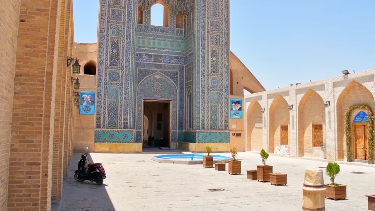 mezquita de jamé de yazd sin gente debido al calor en verano. arquitectura de mezquitas persas