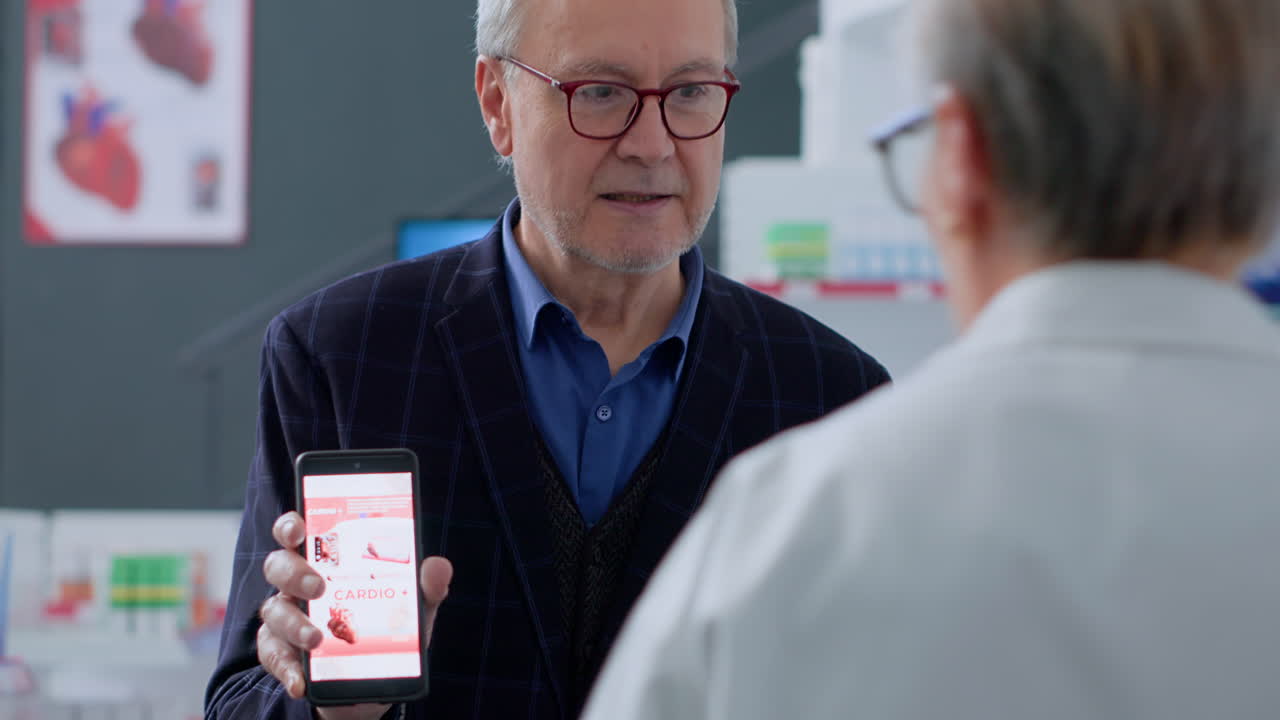 el cliente compra la píldora recetada por el cardiólogo