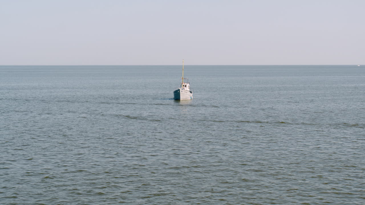 내부에 자전거가 있는 물에 떠 있는 작은 보트