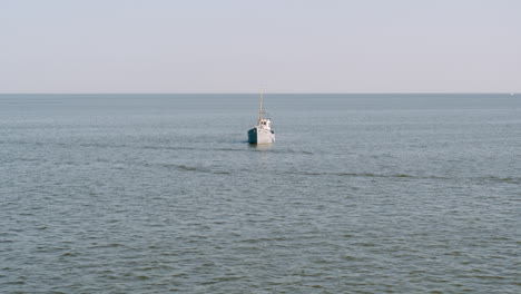 Kleines-Boot,-Das-Im-Wasser-Schwimmt,-Mit-Fahrrad-Darin