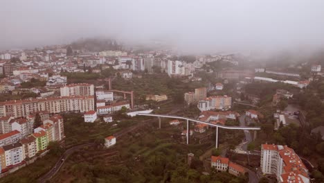 Eine-Luftaufnahme-Des-Dorfes-Covilha,-Eingehüllt-In-Eine-Neblige-Atmosphäre-Unter-Einem-Bewölkten-Himmel