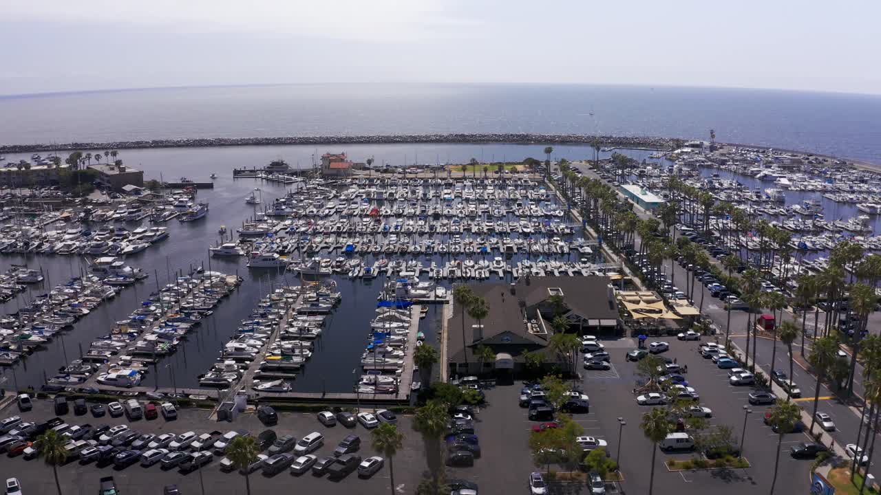 tomada aérea baja de la marina de king harbor mirando hacia el océano pacífico en redondo beach, california