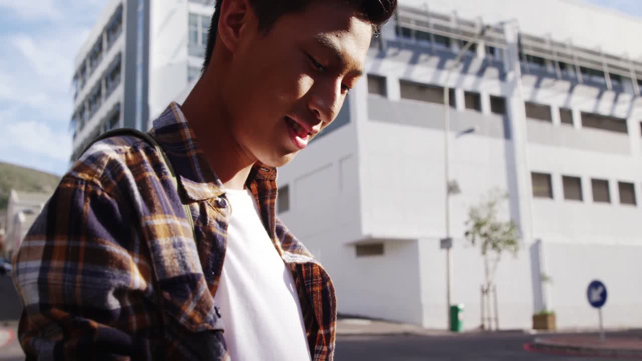 거리에서 문자 메시지를 보내는 남자