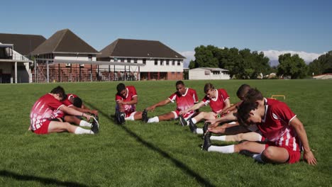 giocatori di rugby che si allungano sul campo