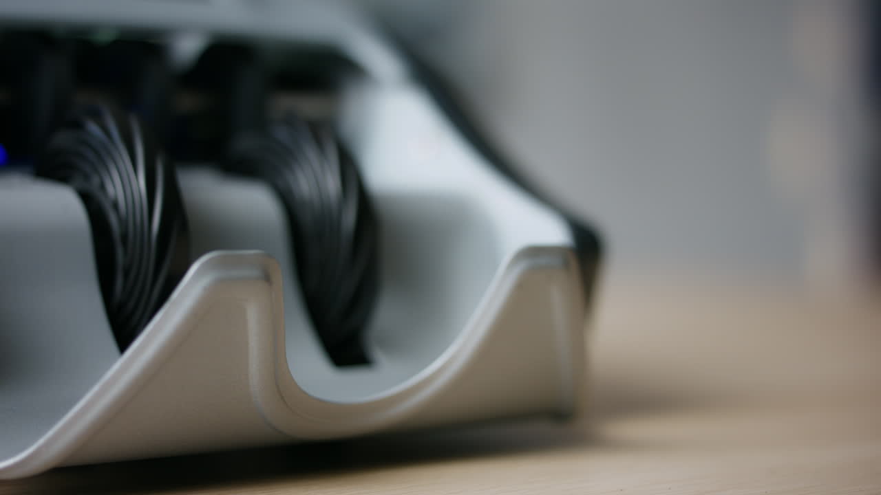 máquina de conteo de divisas europeas vista macro. efectivo en euros calculado por contador.