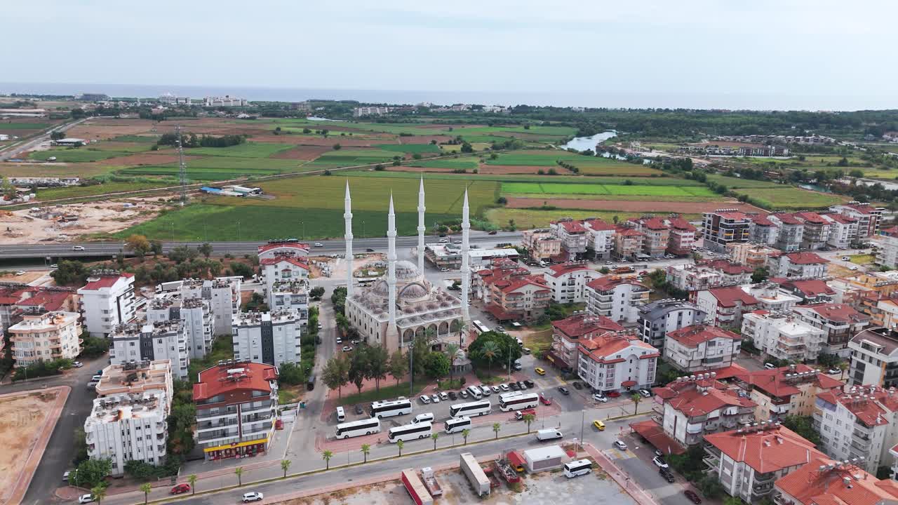 mezquita religiosa manavgat en turquía, órbita aérea de aviones no tripulados