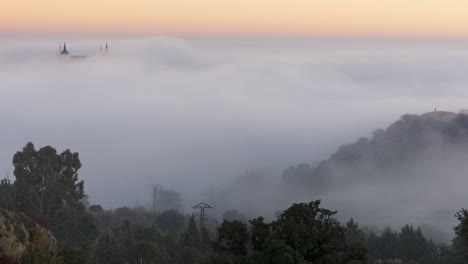 mañana de niebla en toledo