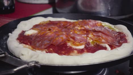 4k pizza ai peperoni italiana fatta in casa in fiamme covid 19