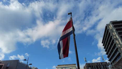 La-Bandera-Costarricense-Ondeando-Orgullosamente-En-El-Viento-En-Un-Asta-De-Bandera