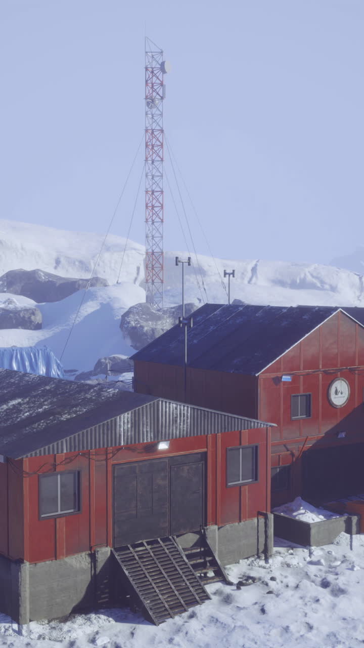 Centro de investigación en un paisaje nevado durante el día en un lugar remoto