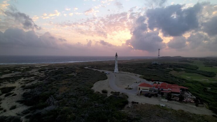 Tomada aérea ampla com aproximação do Farol Califórnia em Aruba