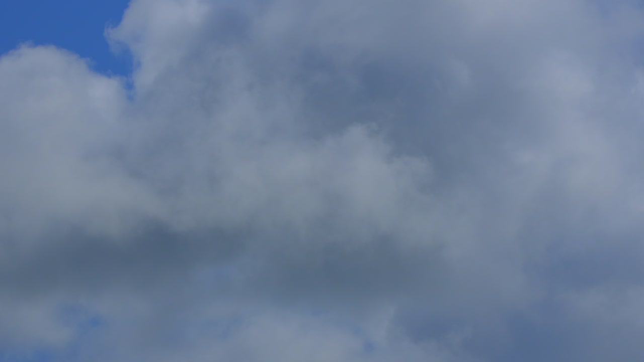 푸른 하늘이 나타나고 사라지는 큐무로닌부스 구름이 가까워집니다.