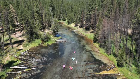 Kayak-En-Las-Aguas-Cristalinas-De-Spring-Creek-En-El-Sur-De-Oregon