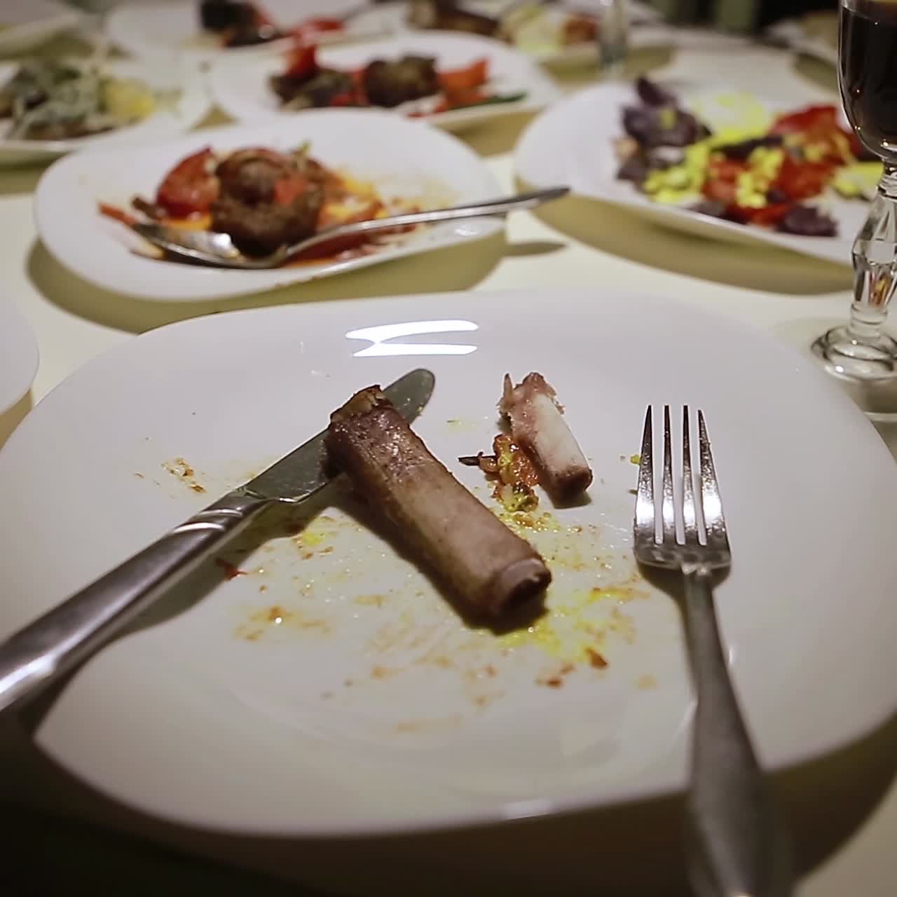 platos sucios y vacíos