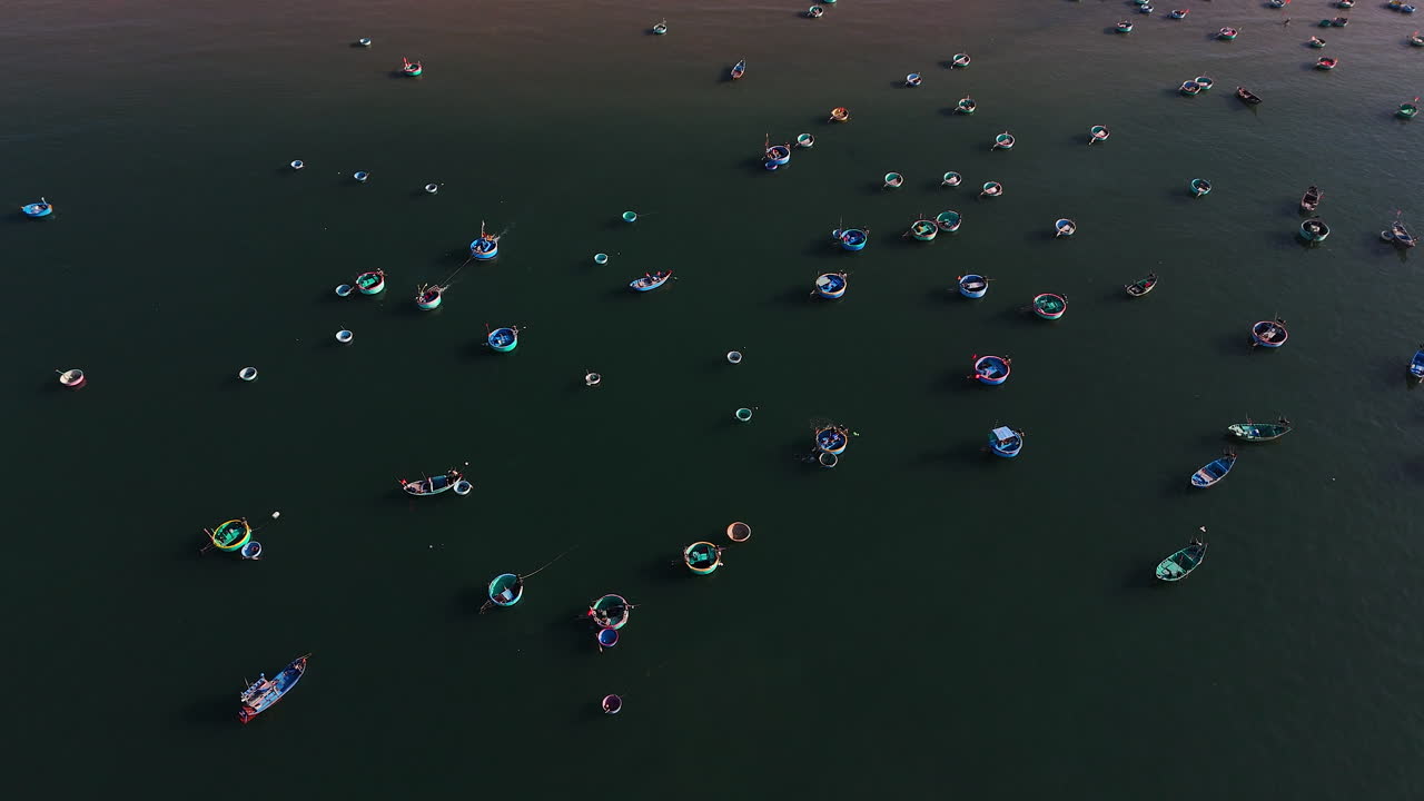 coloridos, redondos, botes de canasta extendidos sobre el mar tranquilo
