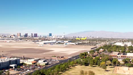 Toma-De-Seguimiento-Aéreo-Si-Las-Aerolíneas-De-Espíritu-Amarillo-Aterrizan-En-El-Aeropuerto-Internacional-Harry-Reid-En-Las-Vegas