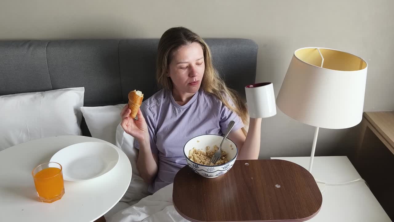 mujer desayunando en la cama