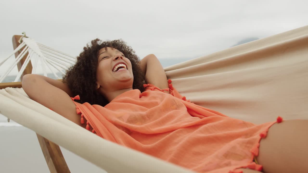 바 ⁇ 가 에서 자유로운 시간 을 즐기는 부부