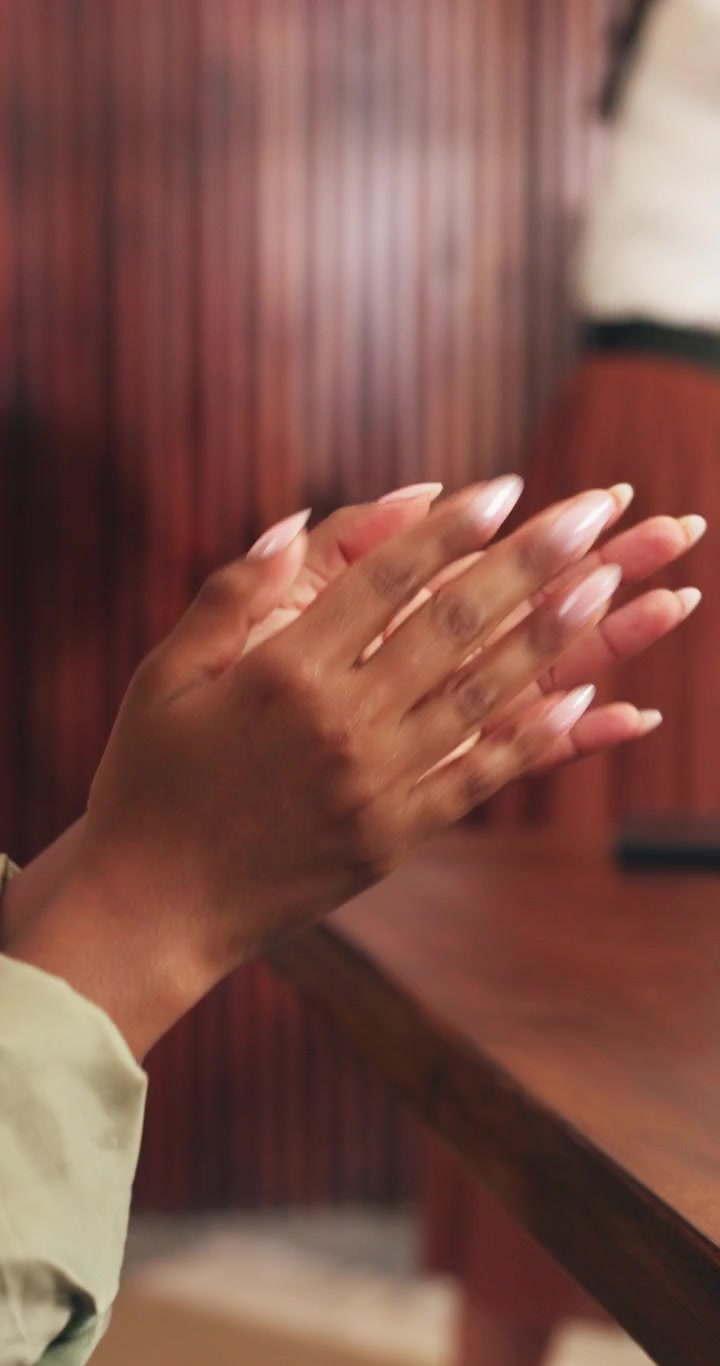 Primo piano di una donna che applaude in un contesto professionale