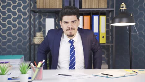 un hombre de negocios enojado y frustrado mirando a la cámara.
