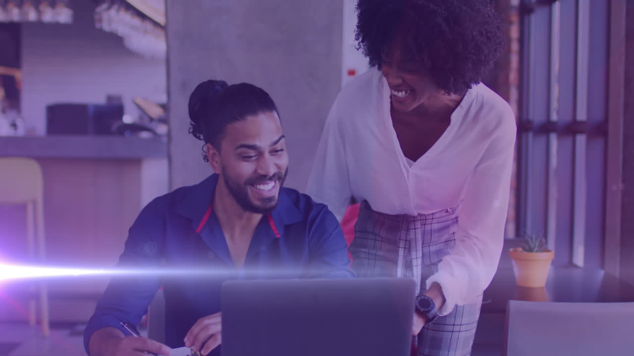 video de luces púrpuras sobre hombres y mujeres diversos usando tecnología