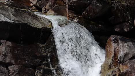 Primer-Plano-De-La-Toma-En-Cámara-Lenta-De-La-Cascada-En-Las-Montañas-De-Mala-Fatra,-Eslovaquia