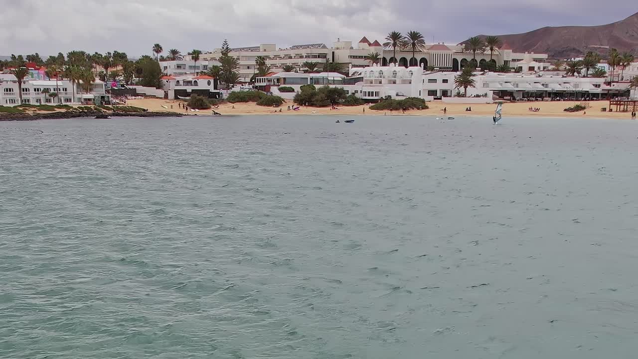 Scena di spiaggia delle Isole Canarie con edifici e vista sull'oceano in Spagna