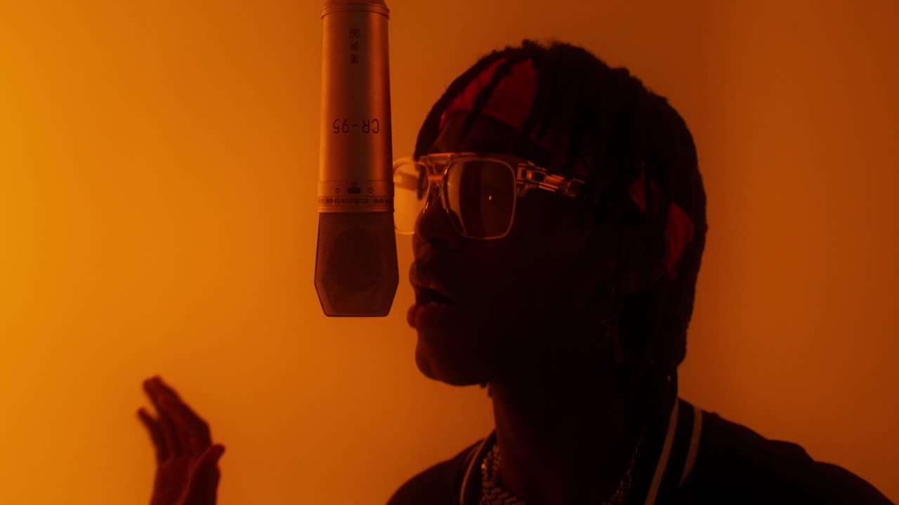 músico grabando en estudio