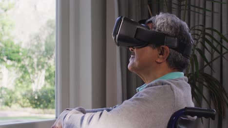 vr 헤드 ⁇ 을 착용하고 집에서 즐겁게 지내는 행복한 혼합 인종의 노인
