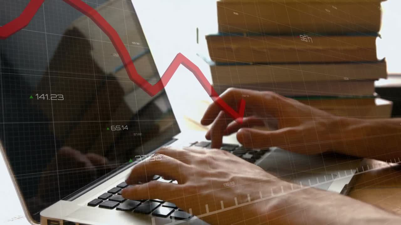Animazione di elaborazione dati finanziari su una persona che usa un laptop