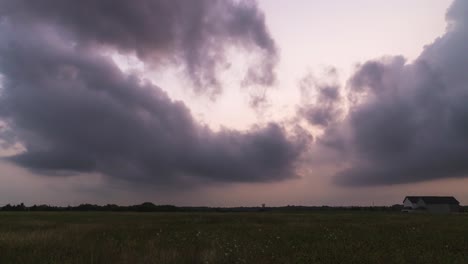 Grises-Y-Siniestras-Nubes-De-Tormenta-Oscuras-Crecen-Y-Se-Dispersan-Sobre-Los-Campos-De-Cultivo,-Lapso-De-Tiempo