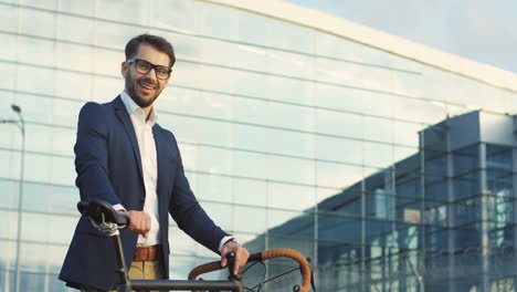 Foto-De-Retrato-De-Un-Hombre-Guapo-Con-Gafas