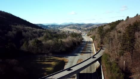 Empuje-Aéreo-Hacia-Deep-Gap-NC,-Carolina-Del-Norte-Con-Blue-Ridge-Parkway-En-Primer-Plano