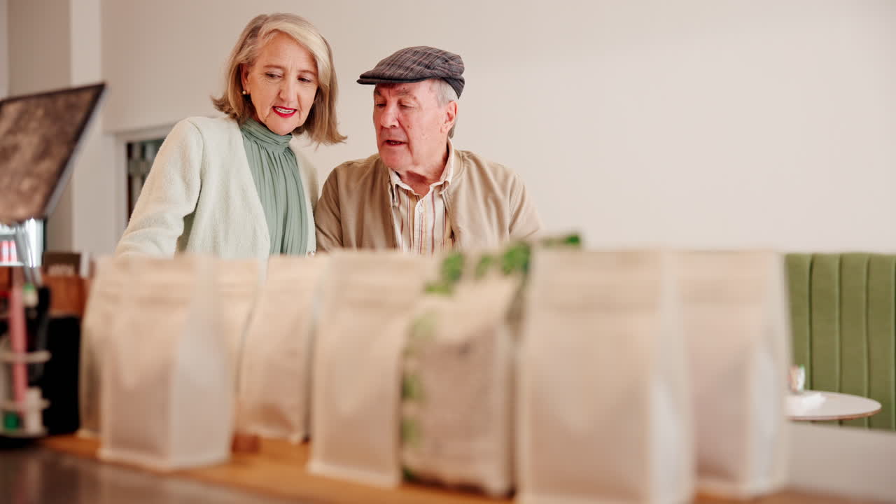 고령 부부 가 카페 에서 커피 를 구입 하고 있다