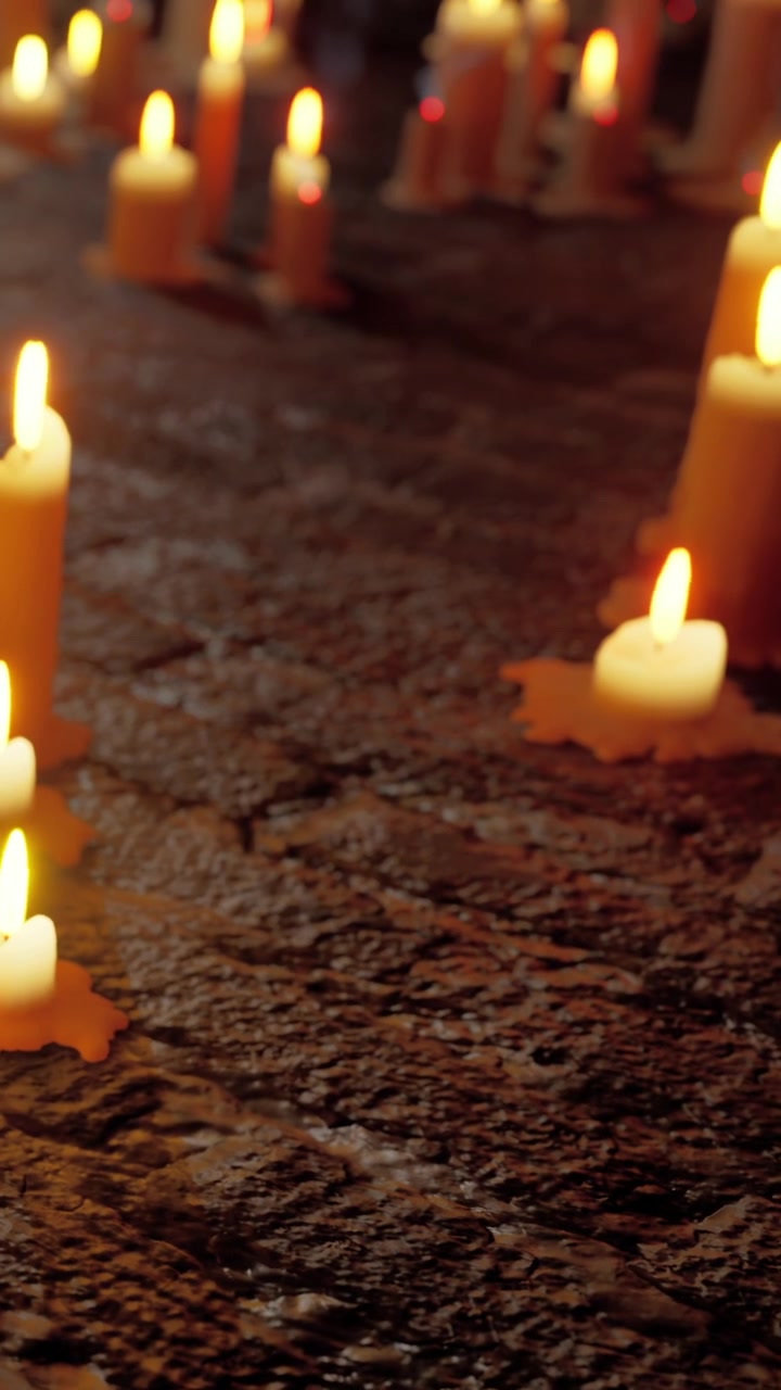 Il lume di candela crea un bagliore soffuso su una superficie texturizzata durante una tranquilla scena serale